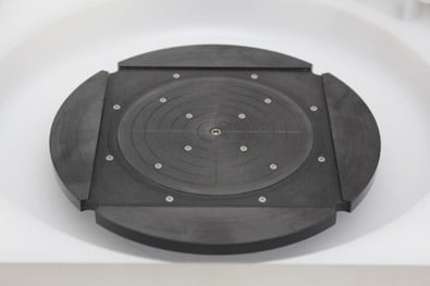 Recessed spin chuck